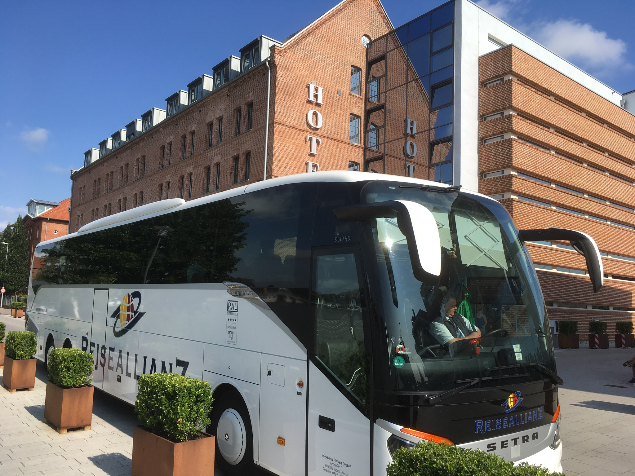 Reiseallianz vor Hotel